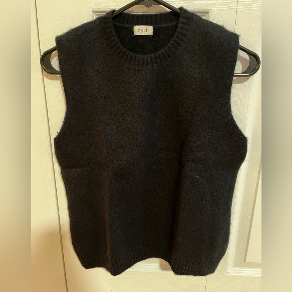 Black sleeveless pullover / sweater